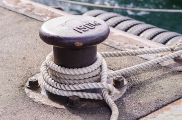 Fototapeta na wymiar Sailboat winch and rope boat detail