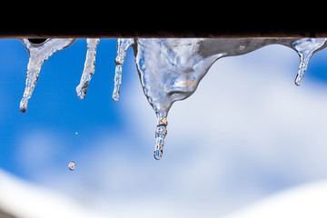 Obraz na płótnie Canvas Ice stalactite pending