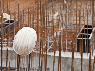 Ein Schutzhelm hängt an Stäben aus Baustahl