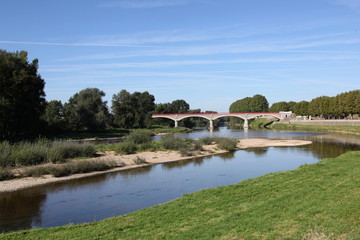 Fototapeta na wymiar Canal latéral à Digoin.