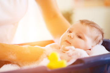 Mutter badet ihr baby in Badewanne