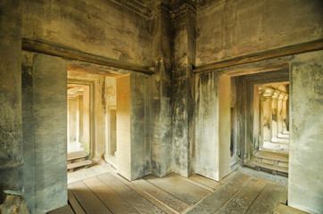 Fototapeta na wymiar Starożytny korytarza w Angkor Wat w Siem Reap