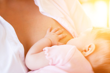 Mutter beim Stillen von  Baby mit Brust