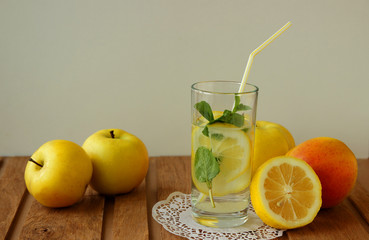 Lemonade, a slice of pomelo and apples.