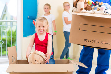 Vater und Töchter  renovieren ein Zimmer