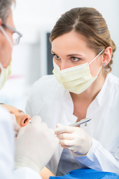 Patientin bei Zahnarzt - Behandlung in Praxis