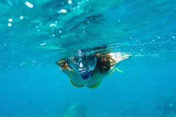 Obraz premium Woman with mask snorkeling