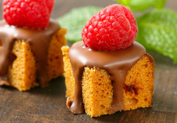 Mini gingerbread squares with melted chocolate