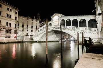 Fototapeta na wymiar Wenecja Canal Grande, Most Rialto Widok nocy. Włochy