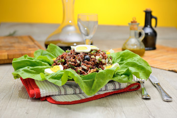 Riso rosso in insalata su foglie di lattuga
