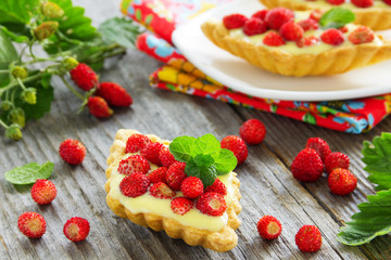 Tartlets with custard and strawberries.