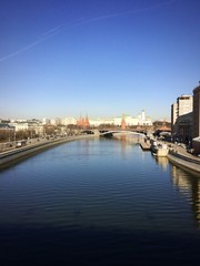 Obraz premium Moscow Kremlin and Big Stone bridge at spring
