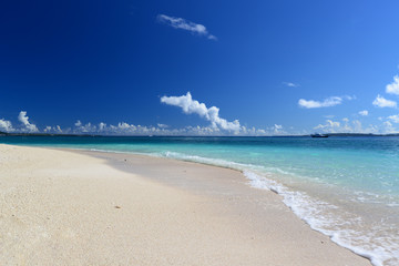 南国沖縄の綺麗な珊瑚の海と夏空