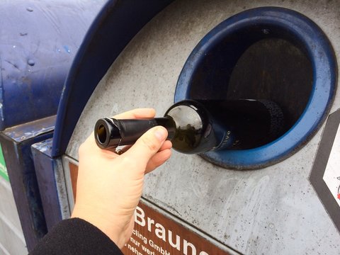 Mann am Altglascontainer