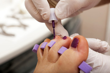 Nach Fußpflege werden die Nägel lackiert