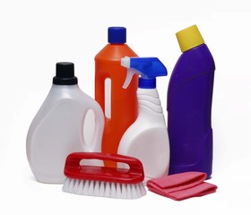 Artículos y productos de limpieza en fondo blanco.
