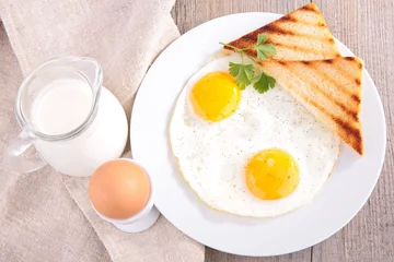 Fotobehang Spiegeleieren gebakken ei en toast