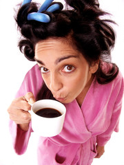 Mujer bebiendo café por la mañana.