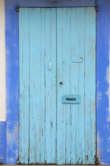 Hellblaue Holztür auf Formentera