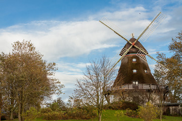 traditionelle alte windmühle in der grünen landschaft an der o