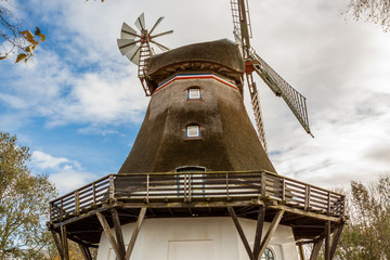 traditionelle alte windmühle in der grünen landschaft an der o