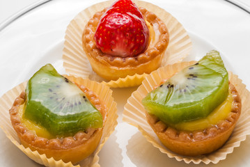 Pasticcini kiwi e fragola, dessert dolce, cucina italiana