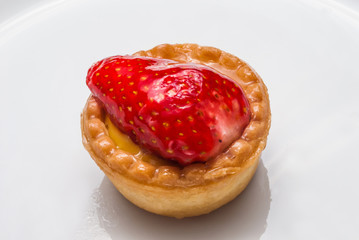 Pasticcino di fragola, dessert dolce, cucina italiana