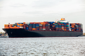 vollbeladenes frachtschiff mit containern auf dem wasser