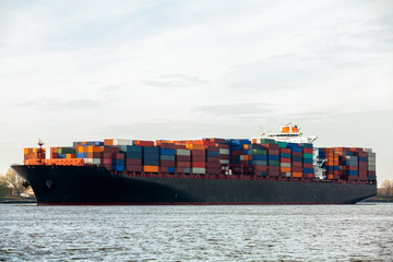 vollbeladenes frachtschiff mit containern auf dem wasser