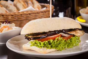 Vegetarischer veganer Hamburger mit Aubergine Tomate und Salat i