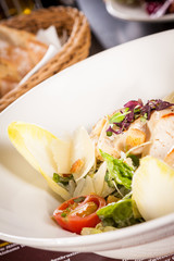 Frischer leckerer caesarsalat mit gegrillter Hähnchenbust parme