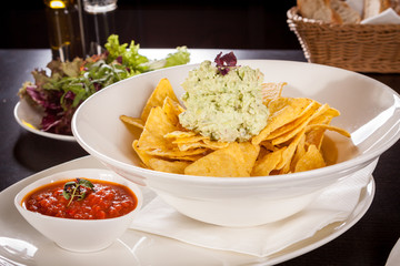 Mais Chips nachos mit guacamole und salsa dipp