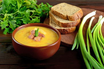 Pea soup in ceramic bowl