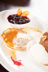 Leckere süße Pfannkuchen als Desser mit Vanilleeis
