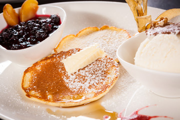 Leckere süße Pfannkuchen als Desser mit Vanilleeis