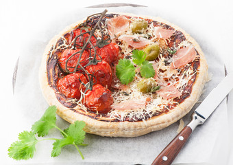 Pizza prosciutto ham, cherry tomatoes, cheese