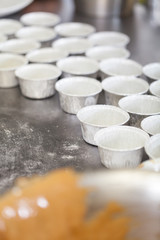 Fototapeta na wymiar chefkoch löst frisch gebackene törtchen aus der form