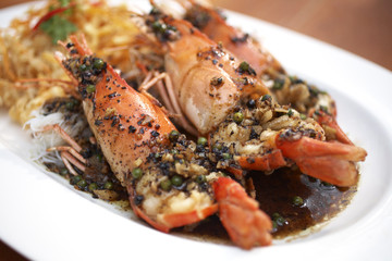 shrimp in pepper sauce on wooden table