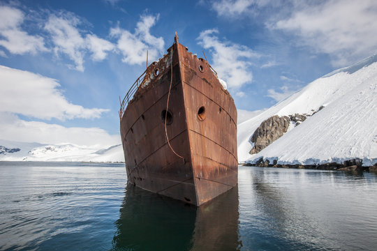 Schiffswrack im Eis