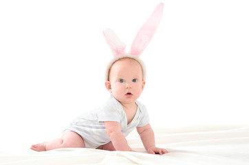 Obraz na płótnie Canvas child in form of an Easter bunny