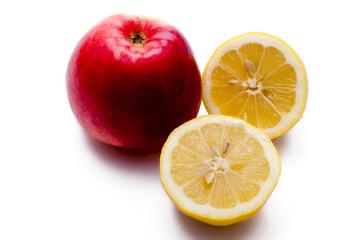 Obraz na płótnie Canvas apple and the cut lemon