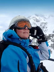 Muurstickers Skifahrerin telefoniert © grafikplusfoto