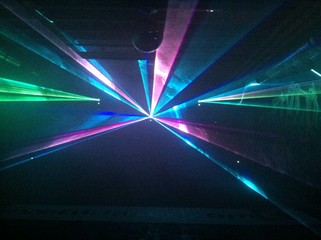 bunte laser strahlen im club