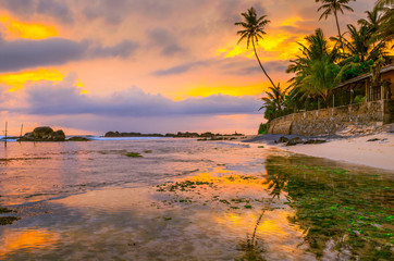 Fototapeta na wymiar Piękny zachód słońca nad morzem na Sri Lance