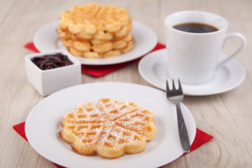 Frische Waffeln mit Puderzucker