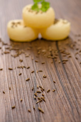 Kümmel auf Holz