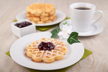 Waffeln mit Kirschsauce und Puderzucker