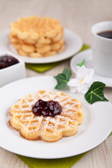 Herzförmige Waffeln mit Kirschsauce