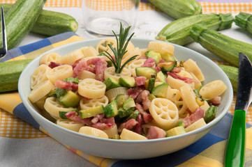 Pasta con zucchine e pancetta