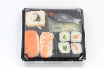 Sushibox isoliert auf weißem Hintergrund